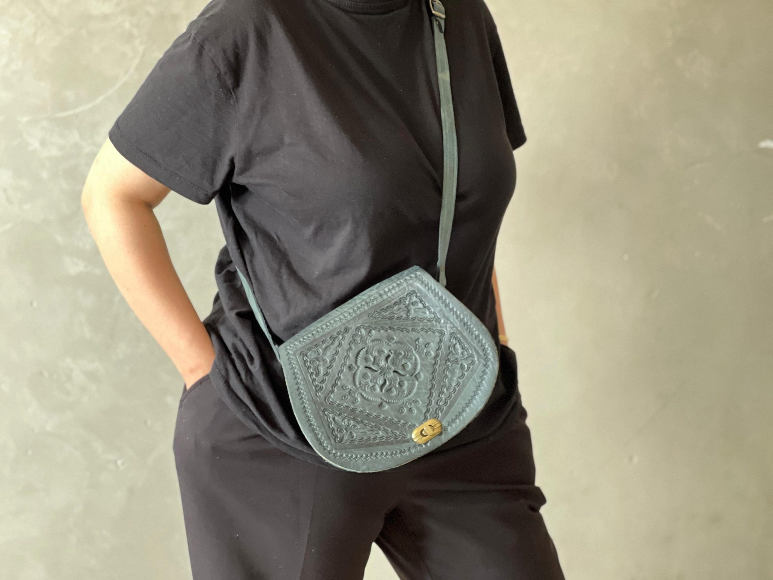 Handmade Moroccan Leather Crossbody Bag – Tooled Floral Carving Saddle Purse – Boho Vintage Shoulder Bag – Artisan Cowhide Leather Handbag